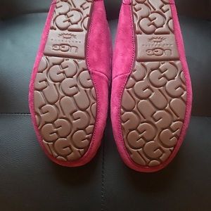 Ugg womens slippers size 7 never worn